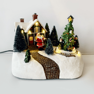 Led Ww Διακ/Κο Χωριο Πολυχρωμο+Κινηση Δεντρο+Μουσικη 4.5V (Ανταπ) / 3Αα (Μπατ)  19Χ13.5Χ15.5Cm