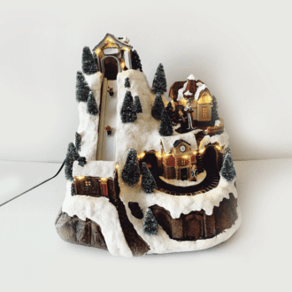 Led Ww Διακ/Κο Χωριο Πολυχρωμο+Κινηση Τρενο & Σκι+Μουσικη 4.5V (Ανταπ) / 3Αα (Μπατ) 28Χ25.5Χ28.5Cm